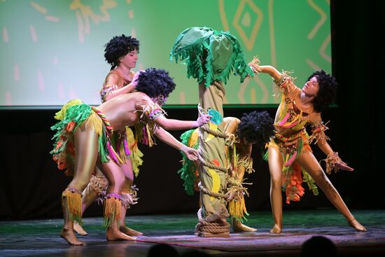 Международная выставка-форум "Россия"
"Новогодняя сказка" от МГИК
Павильон №84, Дом культуры Место: Россия, Москва. Автор: Алексей Никольский/РИА Новости. Выставка "Россия". "Новогодняя сказка" от МГИК