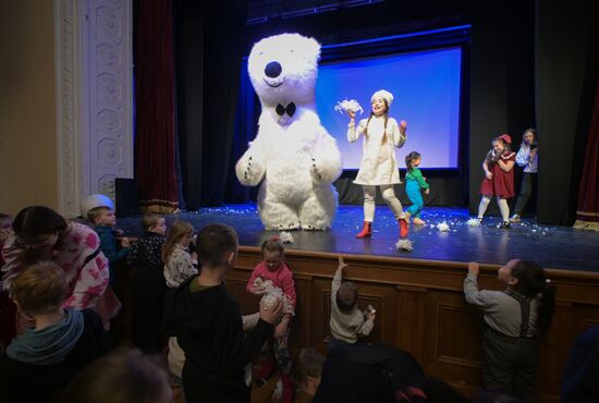 Международная выставка-форум "Россия"
"Новогодняя сказка" от МГИК
Павильон №84, Дом культуры Место: Россия, Москва. Автор: Алексей Никольский/РИА Новости. Выставка "Россия". "Новогодняя сказка" от МГИК