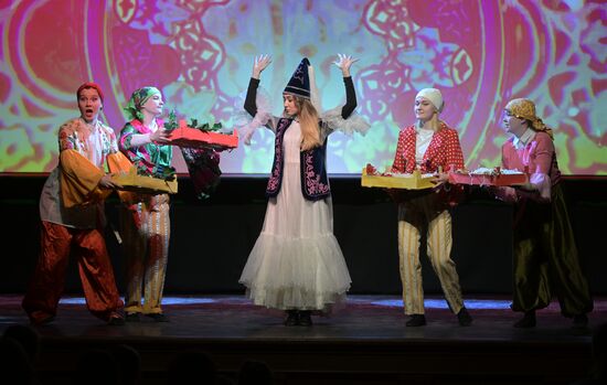 Международная выставка-форум "Россия"
"Новогодняя сказка" от МГИК
Павильон №84, Дом культуры Место: Россия, Москва. Автор: Алексей Никольский/РИА Новости. Выставка "Россия". "Новогодняя сказка" от МГИК