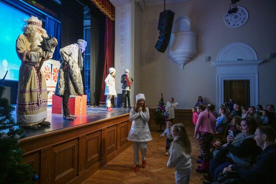 Международная выставка-форум "Россия"
"Новогодняя сказка" от МГИК
Павильон №84, Дом культуры Место: Россия, Москва. Автор: Алексей Никольский/РИА Новости. Выставка "Россия". "Новогодняя сказка" от МГИК