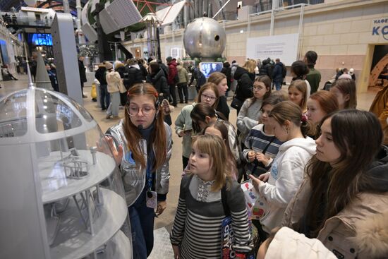 Выставка "Россия". Экскурсия для детей из ДНР