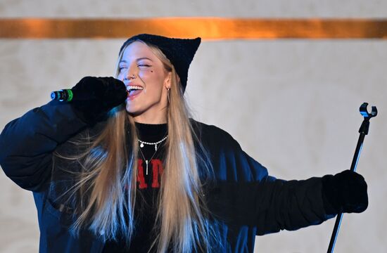 Международная выставка-форум "Россия"
Концерт VK, Главная уличная сцена
Mary Gu (Мэри Гу), певица и блогер Место: Россия, Москва. Автор: Максим Блинов/РИА Новости. Выставка "Россия". Концерт VK