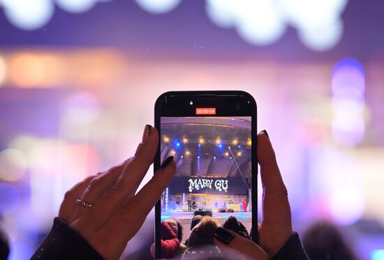 Международная выставка-форум "Россия"
Концерт VK, Главная уличная сцена
Mary Gu (Мэри Гу), певица и блогер Место: Россия, Москва. Автор: Максим Блинов/РИА Новости. Выставка "Россия". Концерт VK