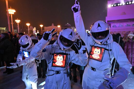 Международная выставка-форум "Россия"
Концерт VK, Главная уличная сцена Место: Россия, Москва. Автор: Максим Блинов/РИА Новости. Выставка "Россия". Концерт VK