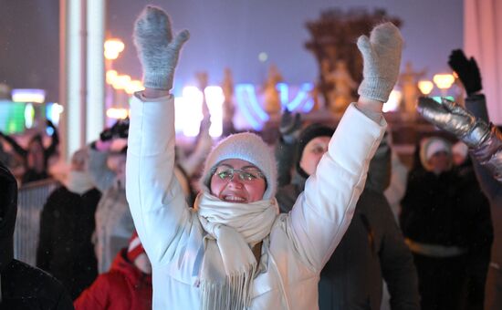 Международная выставка-форум "Россия"
Концерт VK, Главная уличная сцена Место: Россия, Москва. Автор: Максим Блинов/РИА Новости. Выставка "Россия". Концерт VK