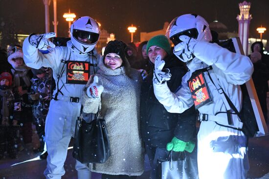 Международная выставка-форум "Россия"
Концерт VK, Главная уличная сцена Место: Россия, Москва. Автор: Максим Блинов/РИА Новости. Выставка "Россия". Концерт VK