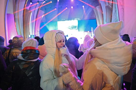 Международная выставка-форум "Россия"
Концерт VK, Главная уличная сцена Место: Россия, Москва. Автор: Максим Блинов/РИА Новости. Выставка "Россия". Концерт VK