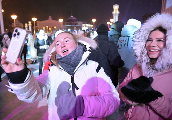 Международная выставка-форум "Россия"
Концерт VK, Главная уличная сцена Место: Россия, Москва. Автор: Евгений Биятов/РИА Новости. Выставка "Россия". Концерт VK