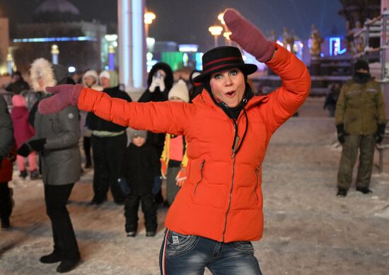 Международная выставка-форум "Россия"
Концерт VK, Главная уличная сцена Место: Россия, Москва. Автор: Максим Блинов/РИА Новости. Выставка "Россия". Концерт VK