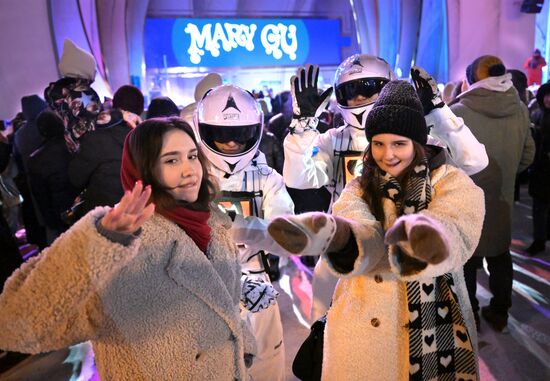 Международная выставка-форум "Россия"
Концерт VK, Главная уличная сцена Место: Россия, Москва. Автор: Евгений Биятов/РИА Новости. Выставка "Россия". Концерт VK