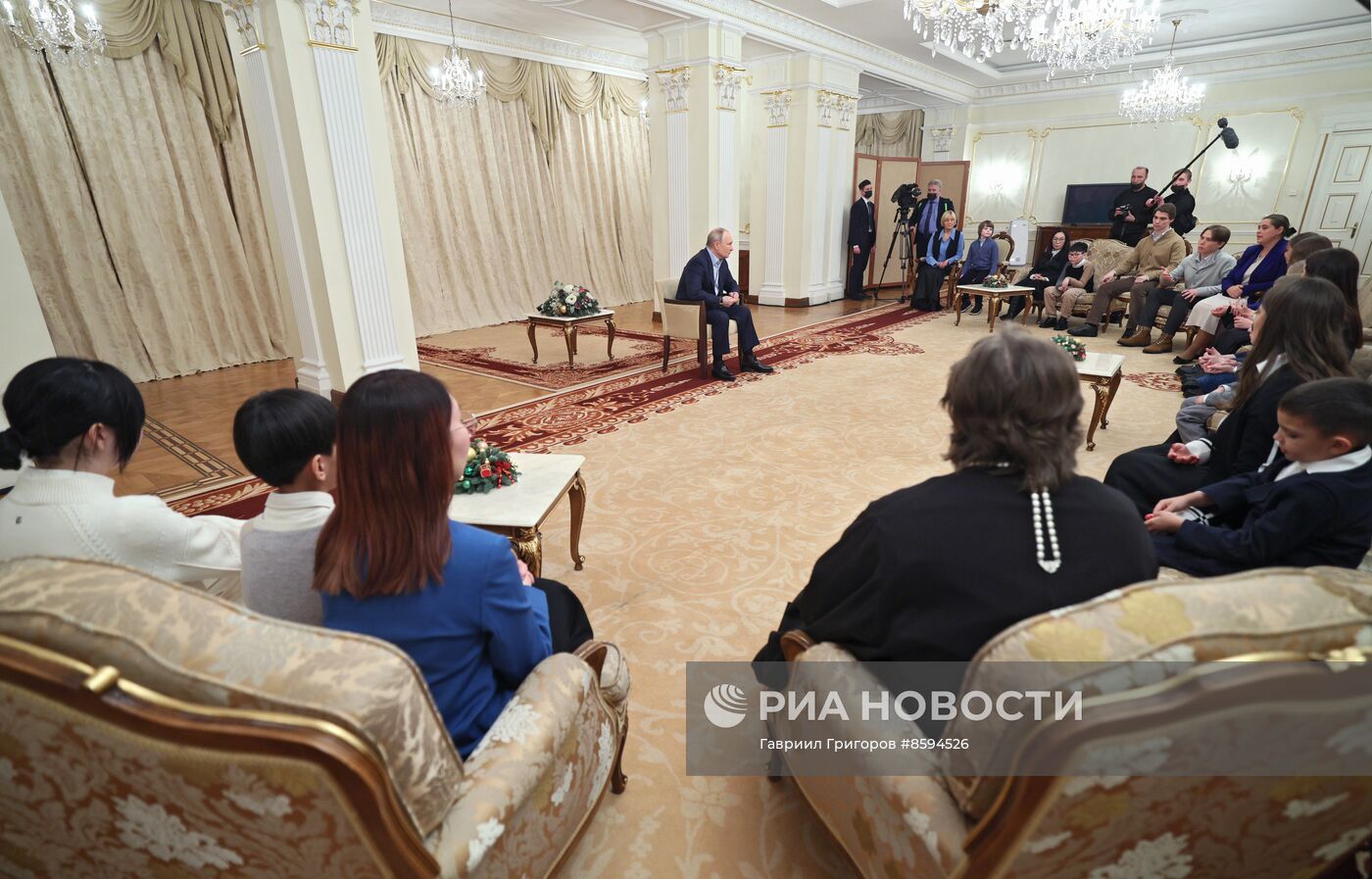 Президент РФ В. Путин встретился с семьями героев, погибших в ходе СВО