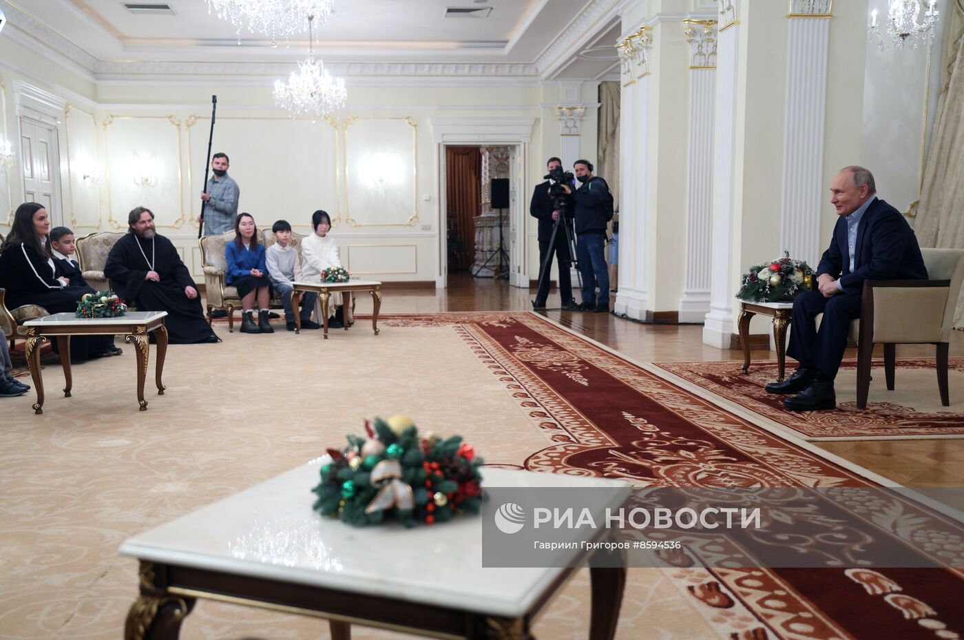 Президент РФ В. Путин встретился с семьями героев, погибших в ходе СВО