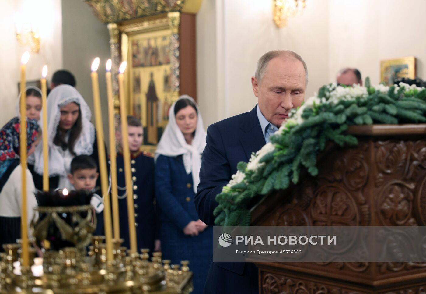 Президент РФ В. Путин посетил Рождественское богослужение