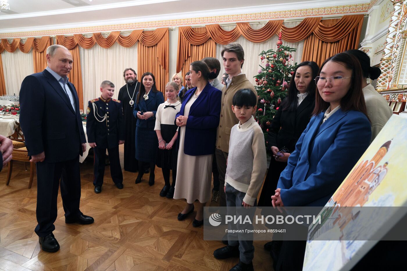 Президент РФ В. Путин встретился с семьями героев, погибших в ходе СВО