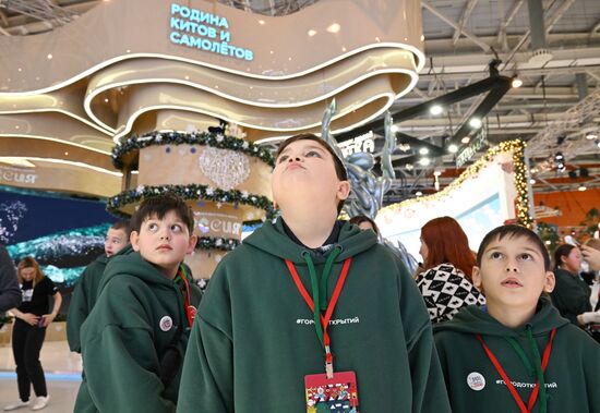 Международную выставку-форум "Россия" посетили 380 детей из российских регионов