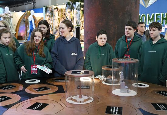 Международную выставку-форум "Россия" посетили 380 детей из российских регионов