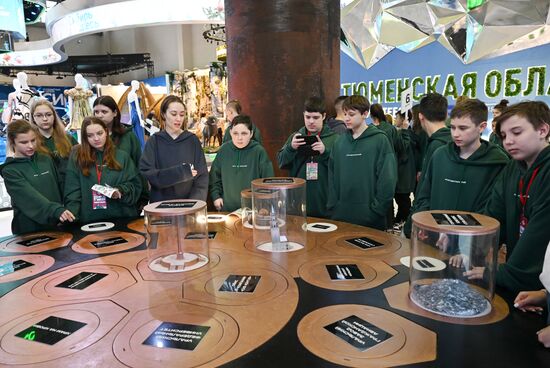 Международную выставку-форум "Россия" посетили 380 детей из российских регионов