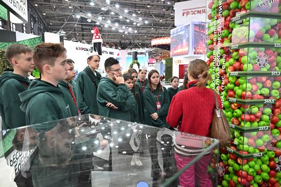 Международную выставку-форум "Россия" посетили 380 детей из российских регионов