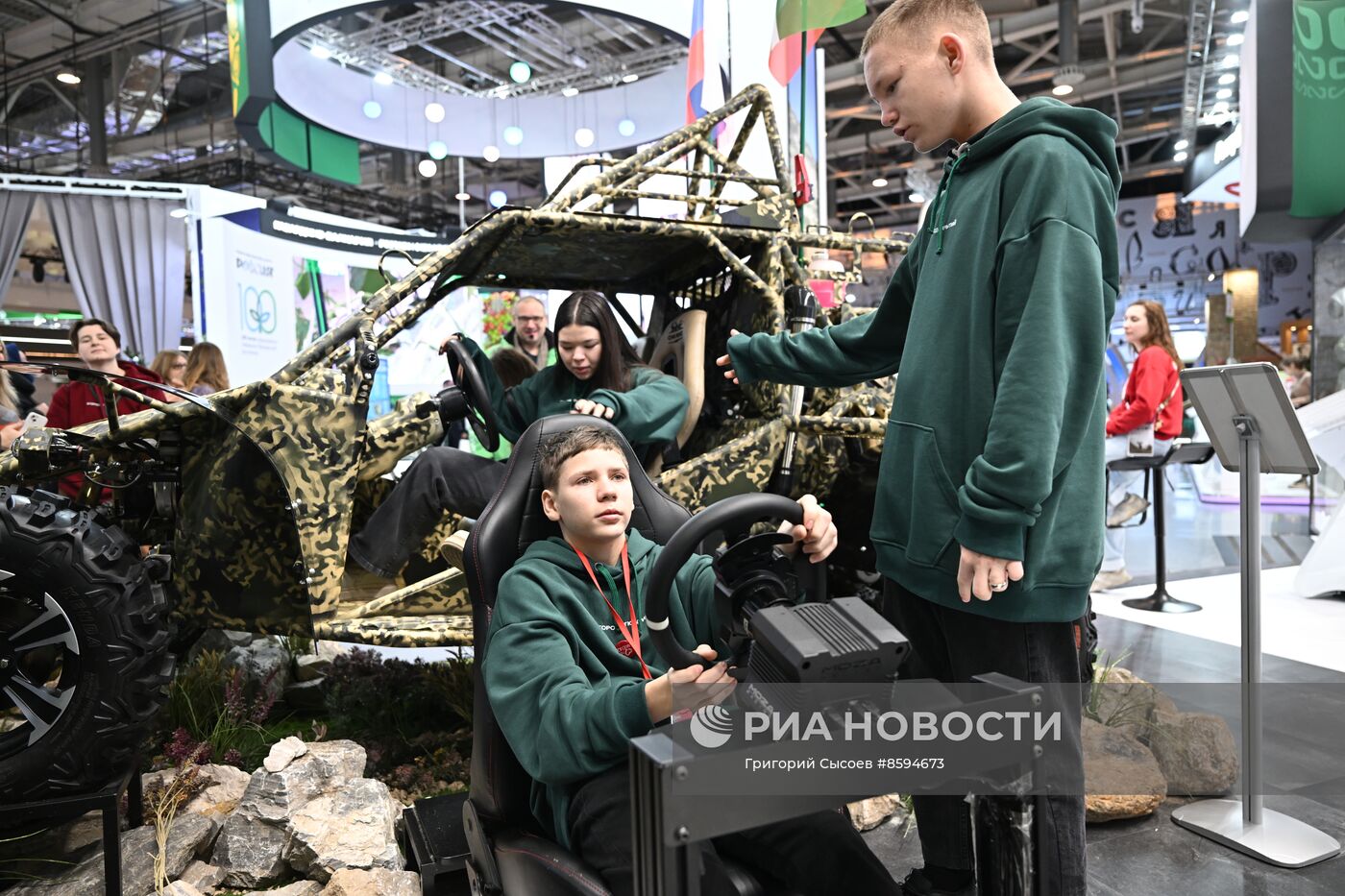 Международную выставку-форум "Россия" посетили 380 детей из российских регионов