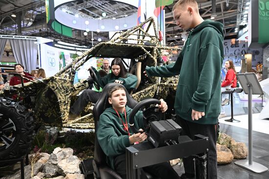 Международную выставку-форум "Россия" посетили 380 детей из российских регионов