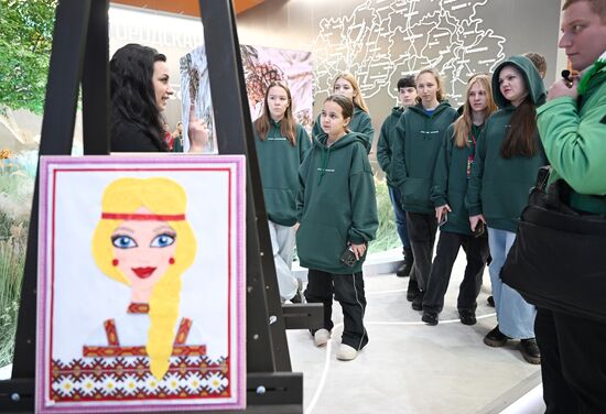 Международную выставку-форум "Россия" посетили 380 детей из российских регионов