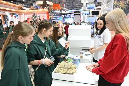 Международную выставку-форум "Россия" посетили 380 детей из российских регионов