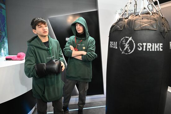 Международную выставку-форум "Россия" посетили 380 детей из российских регионов