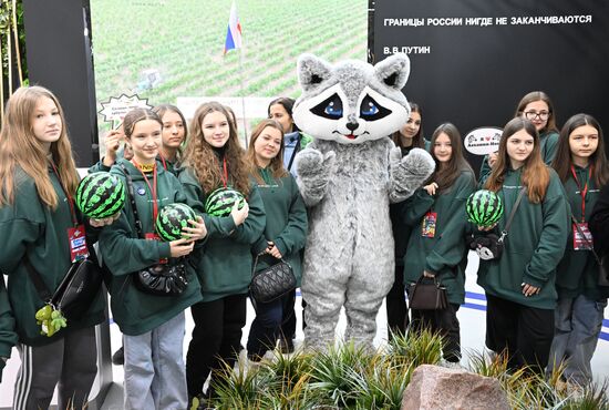 Международную выставку-форум "Россия" посетили 380 детей из российских регионов