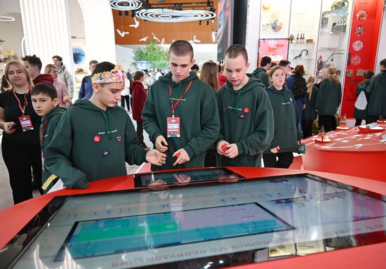 Международную выставку-форум "Россия" посетили 380 детей из российских регионов