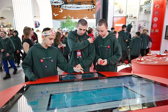 Международную выставку-форум "Россия" посетили 380 детей из российских регионов