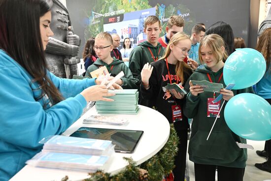 Международную выставку-форум "Россия" посетили 380 детей из российских регионов