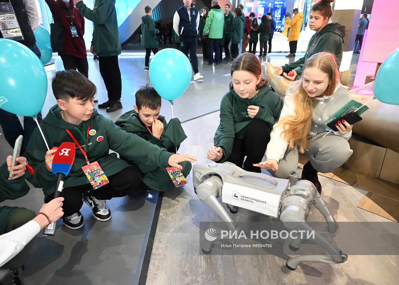 Международную выставку-форум "Россия" посетили 380 детей из российских регионов