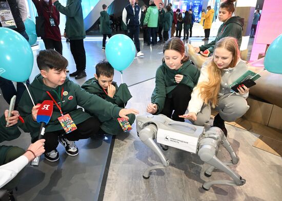 Международную выставку-форум "Россия" посетили 380 детей из российских регионов
