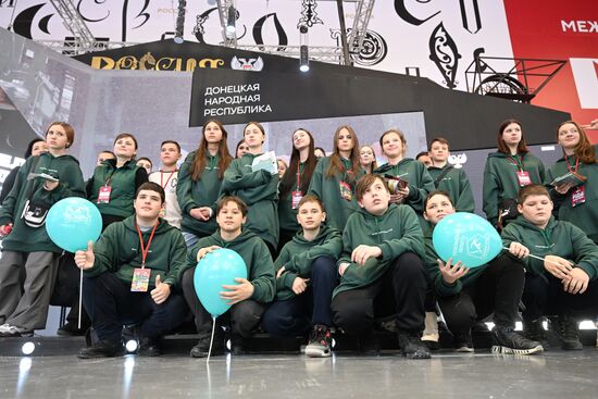 Международную выставку-форум "Россия" посетили 380 детей из российских регионов