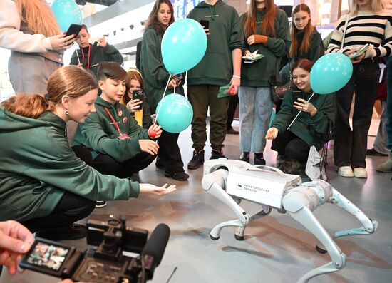 Международную выставку-форум "Россия" посетили 380 детей из российских регионов