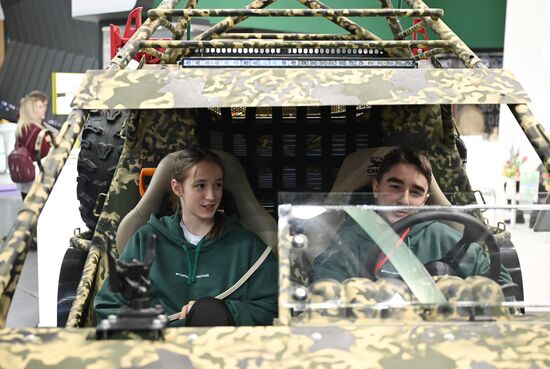 Международную выставку-форум "Россия" посетили 380 детей из российских регионов