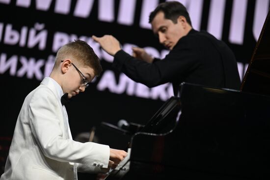 Международная выставка-форум "Россия"
Рождественский концерт симфонического оркестра имени С. В. Рахманинова, павильон № 75 (зал А, большой конференц-зал)
Алексей Моргунов, художественный руководитель и главный дирижер оркестра имени С. В. Рахманинова (справа) Место: Россия, Москва. Автор: Павел Бедняков/РИА Новости. Выставка "Россия". Рождественский концерт симфонического оркестра