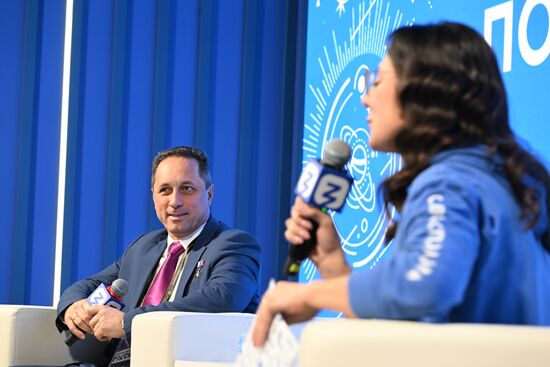 Международная выставка-форум "Россия"
Беседа "Покоритель Космоса", павильон №75
Антон Шкаплеров, заместитель начальника управления федерального государственного бюджетного учреждения "Научно-исследовательский испытательный центр подготовки космонавтов имени Ю.А.Гагарина" Место: Россия, Москва. Автор: Алексей Майшев/РИА Новости. Выставка "Россия". Беседа "Покоритель Космоса"