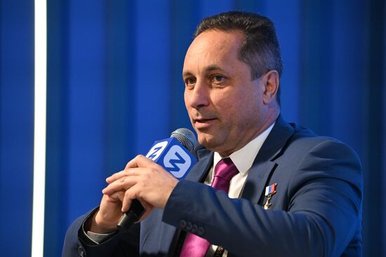 Международная выставка-форум "Россия"
Беседа "Покоритель Космоса", павильон №75
Антон Шкаплеров, заместитель начальника управления федерального государственного бюджетного учреждения "Научно-исследовательский испытательный центр подготовки космонавтов имени Ю.А.Гагарина" Место: Россия, Москва. Автор: Алексей Майшев/РИА Новости. Выставка "Россия". Беседа "Покоритель Космоса"