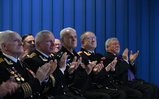 Международная выставка-форум "Россия"
Беседа "Покоритель Космоса", павильон №75 Место: Россия, Москва. Автор: Алексей Майшев/РИА Новости. Выставка "Россия". Беседа "Покоритель Космоса"