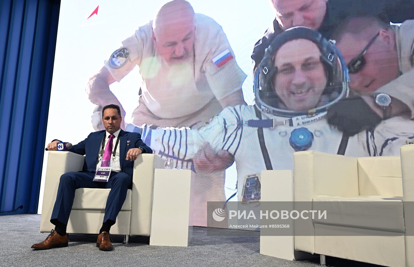 Выставка "Россия". Беседа "Покоритель Космоса"