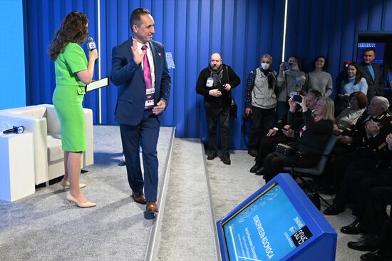 Международная выставка-форум "Россия"
Беседа "Покоритель Космоса", павильон №75
Антон Шкаплеров, заместитель начальника управления федерального государственного бюджетного учреждения "Научно-исследовательский испытательный центр подготовки космонавтов имени Ю.А.Гагарина" Место: Россия, Москва. Автор: Алексей Майшев/РИА Новости. Выставка "Россия". Беседа "Покоритель Космоса"