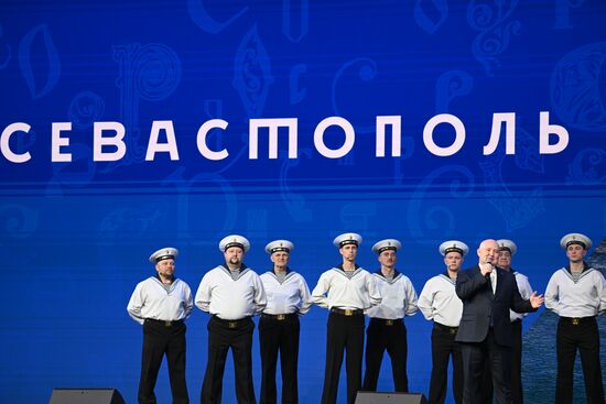 Международная выставка-форум "Россия"
Концерт – презентация "Севастополь - город героев", павильон №75
Михаил Развожаев, губернатор города Севастополь (третий справа) Место: Россия, Москва. Автор: Алексей Майшев/РИА Новости. Выставка "Россия". Концерт – презентация "Севастополь - город героев"