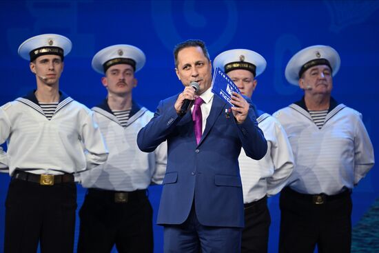 Международная выставка-форум "Россия"
Концерт – презентация "Севастополь - город героев", павильон №75
Антон Шкаплеров, заместитель начальника управления федерального государственного бюджетного учреждения "Научно-исследовательский испытательный центр подготовки космонавтов имени Ю. А. Гагарина" (в центре) Место: Россия, Москва. Автор: Алексей Майшев/РИА Новости. Выставка "Россия". Концерт – презентация "Севастополь - город героев"