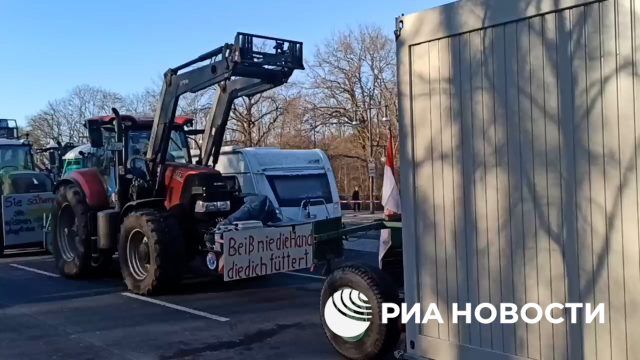 Жители Берлина несут продукты бастующим третьи сутки фермерам