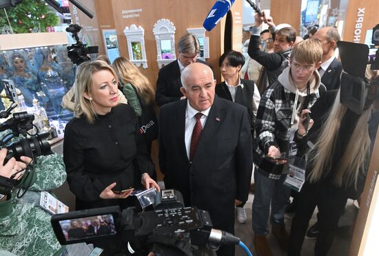 Международная выставка-форум "Россия"
Костромская область, День Региона
Мария Захарова, Официальный представитель Министерства иностранных дел Российской Федерации
Сергей Ситников, Губернатор Костромской области Место: Россия, Москва. Автор: Кирилл Каллиников/РИА Новости. Выставка "Россия". Костромская область. День региона