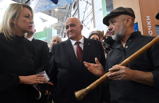 Международная выставка-форум "Россия"
Костромская область, День Региона
Мария Захарова, Официальный представитель Министерства иностранных дел Российской Федерации
В центре: Сергей Ситников, Губернатор Костромской области Место: Россия, Москва. Автор: Кирилл Каллиников/РИА Новости. Выставка "Россия". Костромская область. День региона