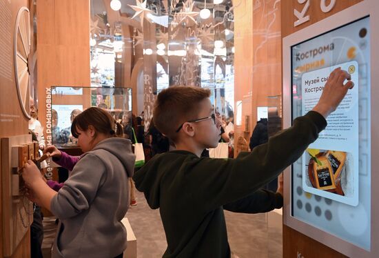 Международная выставка-форум "Россия"
Костромская область, День Региона
Павильон №75 (зал А, стенд Костромской области) Место: Россия, Москва. Автор: Кирилл Каллиников/РИА Новости. Выставка "Россия". Костромская область. День региона