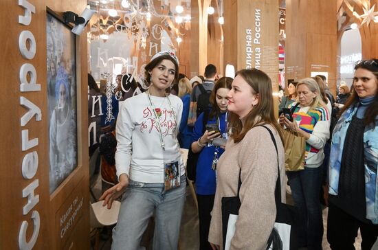 Международная выставка-форум "Россия"
Костромская область, День Региона
Павильон №75 (зал А, стенд Костромской области) Место: Россия, Москва. Автор: Кирилл Каллиников/РИА Новости. Выставка "Россия". Костромская область. День региона