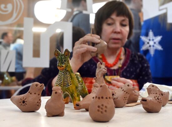 Международная выставка-форум "Россия"
Костромская область, День Региона
Павильон №75 (зал А, стенд Костромской области) Место: Россия, Москва. Автор: Кирилл Каллиников/РИА Новости. Выставка "Россия". Костромская область. День региона